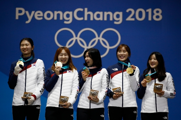 2018평창동계올림픽 여자 쇼트트랙 3000m 계주에서 금메달의 결과를 낸 한국 선수들이 21일 강원도 평창 메달플라자에서 열린 시상식에서 환호하고 있다. 왼쪽부터 심석희, 최민정, 김예진, 김아랑, 이유빈. / 뉴시스