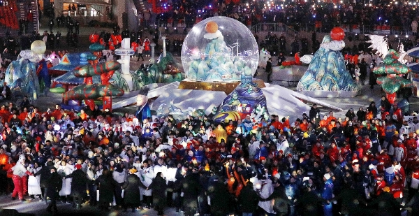 25일 강원도 평창 올림픽 스타디움에서 열린2018 평창 동계올림픽 폐회식에서 선수들이 마지막 무대를 즐기고 있다. / 뉴시스