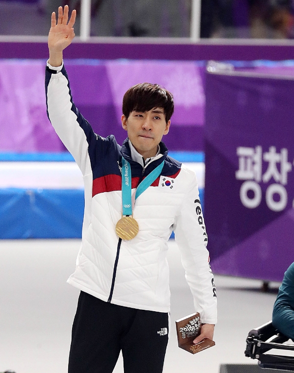 24일 오후 강원 강릉 스피드스케이팅 경기장에서 열린 2018 평창 동계올림픽 스피드스케이팅 남자 매스스타트 시상식. 이승훈이 금메달을 목에 걸고 손을 흔들고 있다. / 뉴시스
