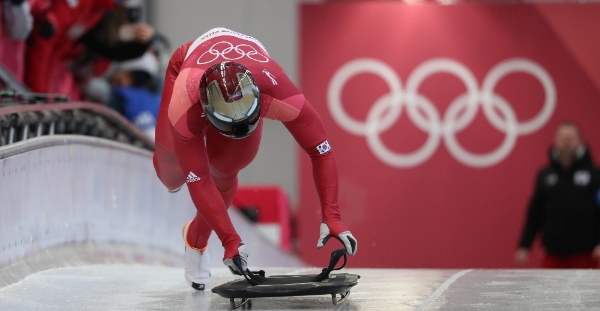 2018 평창 동계 올림픽 남자 스켈레톤 3차 주행. 대한민국 윤성빈이 스타트하고 있다. / 뉴시스