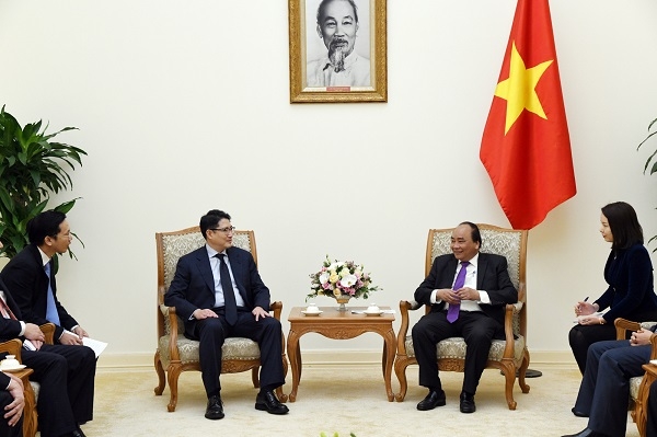 조현준 효성 회장(왼쪽)이 지난 8일 베트남 하노이 총리 공관에서 응우웬 쑤언 푹 총리(오른쪽)를 만나 사업 확대 방안을 논의했다.