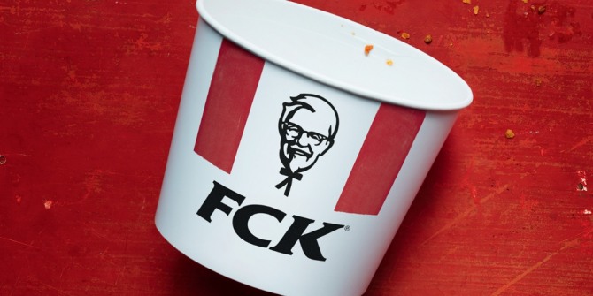영국 현지 신문에 게재된 전면 광고에서 KFC는 화려한 빨간색을 배경으로 텅 빈 용기의 사진을 싣고 KFC 대신 'FCK'라는 문자를 장식했다. 자료=KFC