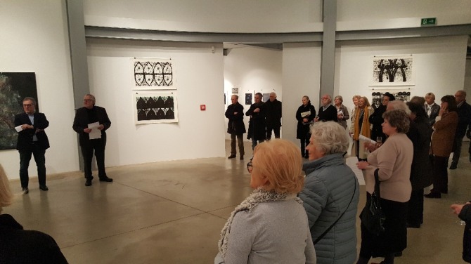 지난 2월 16일 룩셈부르크 슐라스고아트갤러리에서 개막된 최성숙 홍재연 홍현주 권순철 작가의 '거리를 좁히다'전에 현지 관계자들이 참석해 작품 설명을 듣고 있다.