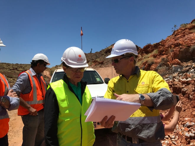 지난해 11월  권오준 회장은 필바라의 리튬광산을 방문해 현장을 점검했다. 사진=포스코