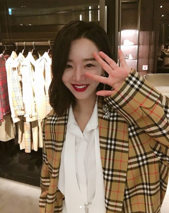 KBS2 주말드라마 '황금빛 내 인생'에서 서지안 역으로 사랑받는 신혜선이 명품 코트를 장착한 모습으로 환한 미소를 지으며 근황을 전했다. 사진=신혜선 인스타그램 캡처