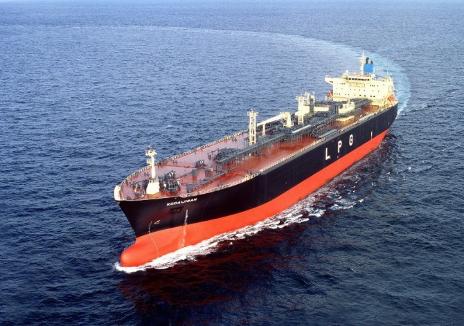 미국 항공모함 칼빈슨 역사적 베트남 입항.… 종전 후 43년만에 처음, 중국과 남중국해 대치