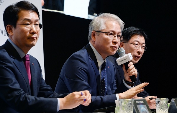권봉석 LG전자 HE사업본부 사장(가운데)이 5일 서울 양재동 서초R&D캠퍼스에서 사업전략을 소개하고 있다.