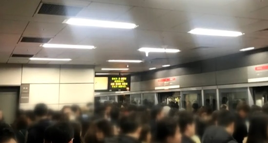 5일 퇴근시간대 지하철 2호선에서 고장이 발생해 승객들이 큰 불편을 겪고 있다. 사진=YTN 방송화면(기사와 직접 관련 없음)