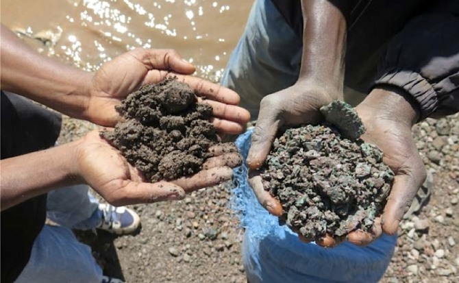 세계 코발트의 거의 3분의 2가 콩고에서 생산된다. 사진은 콩고 콜베지(Kolwezi)외곽 광산에서 채취된 코발트광석(왼쪽)과 구리광석(오른쪽). 자료=국제사면위원회