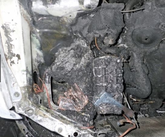 2017년 12월 리튬이온전지를 탑재한 휴대용 배터리의 폭발로 승용차의 엔진이 불에 탔다. 사진=도쿠시마 시 소방국