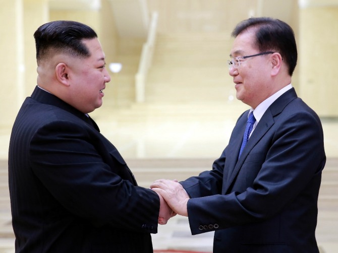 정의용 수석대북특사와 김정은 국무위원장이 오는 4월 남북정상회담을 개최하기로 합의했다. 사진=청와대 제공