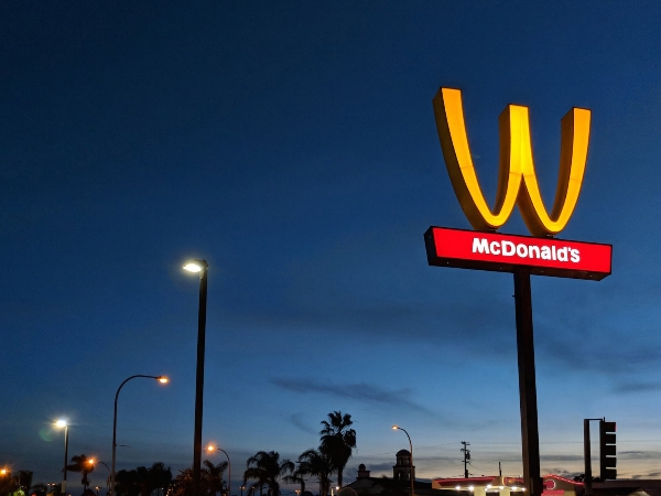 미국 캘리포니아 린 우드에 있는 맥도날드 매장에 금색‘M’ 자 뒤집어‘W’거꾸로 된 로고가 설치됐다. 사진=맥도날드 제공