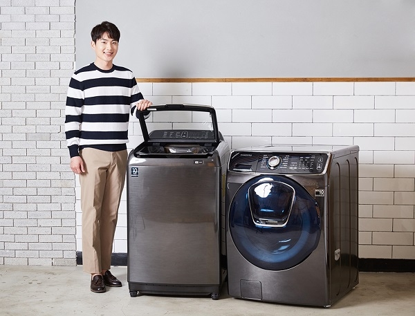 삼성전자가 9일 출시한 2018년형 드럼세탁기 애드워시(오른쪽)와 전자동 세탁기 액티브워시.