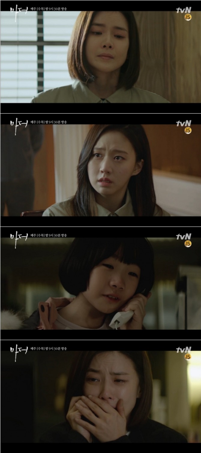 지난 8일 방송된 tvN 수목드라마 '마더' 14회에서는 자영(고성희)이 아동학대로 징역 7년 형을 받은 가운데, 강수진(이보영)이 집행유예로 풀려난 뒤 다시 한 번 만 더 유과해 달라고 애원하는 혜나(허율)의 전화를 받고 하염없이 오열하는 안타까운 장면이 그려졌다. 사진-=tvN 방송 캡처