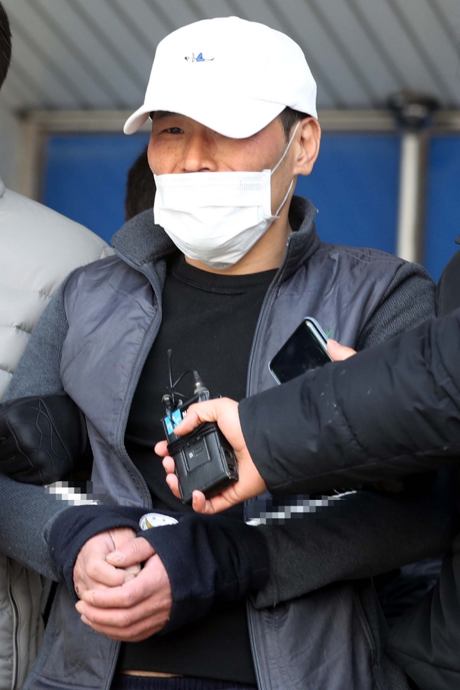 흥인지문 방화범 장모 씨가 10일 오후 서울 종로구 종로경찰서 유치장에서 나와 영장실질심사를 위해 서울중앙지방법원으로 향하고 있다. 사진= 뉴시스