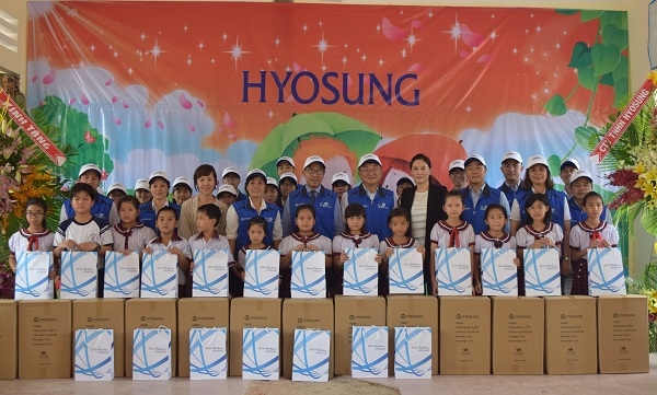 효성이 9일 오후 KLPGA 대회의 모금 기금으로 베트남 빈탄 초등학교에 도서관을 기증하고 현판 기증식을 진행했다. 사진=효성.