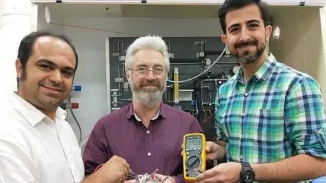 탄소와 물을 사용하는 세계 최초의 충전식 양성자 배터리를 개발하는 데 성공한 멜버른 RMIT 대학의 연구팀. 자료=뉴스바이츠