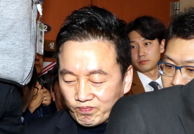 성추행 의혹을 받고 있는 정봉주 전 의원이 12일 서울 여의도 국회 정론관에서 기자회견을 열고 프레시안의 성추행 보도는 대국민 사기극이라고 주장한뒤 심각한 표정으로 자리를 뜨고 있다. 뉴시스