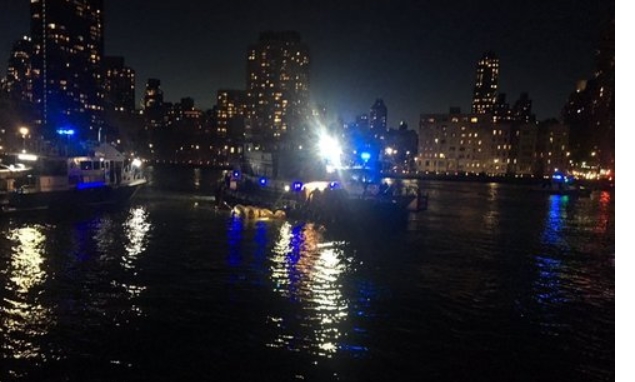 11일 밤(현지시간)헬리콥터 1대가 추락한 뉴욕시 이스트강의 추락 사고 현장 모습. 이 사고로 조종사 1명만 구조되고 탑승객 5명은 모두 사망했다. 뉴시스/사진