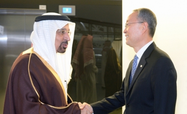 백운규 산업통상자원부 장관이 12일 사우디아라비아 리야드 석유연구센터에서 알팔레(Khalid A. Al-Falih) 사우디 에너지산업광물자원부 장관을 만났다. 사진=산업통상자원부. 