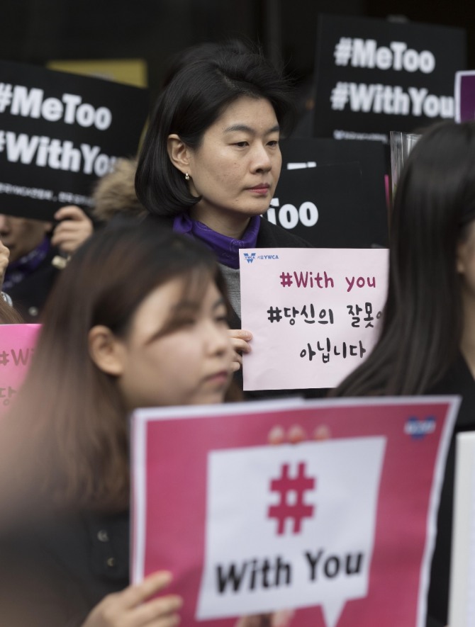 3월 8일 세계여성의 날을 맞아 서울 명동 거리에서 미투운동 동참을 뜻하는 검정색, 보라색 의상을 입은 한국YWCA 연합회원들이 여성의 날을 상징하는 장미, 미투운동 지지와 성폭력 근절을 위한 피켓을 들고 있다. 사진=뉴시스