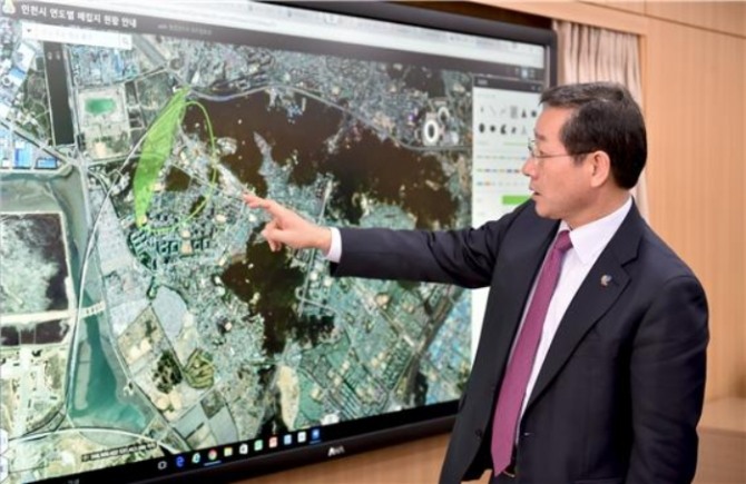 사진=유정복 인천시장이 인천의 GIS 플랫폼 기반 스마트 도시관리시스템을 시현해보고 있다.