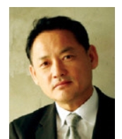 유인촌 전 장관이 온라인에서 뜨거운 관심을 받고 있다. 