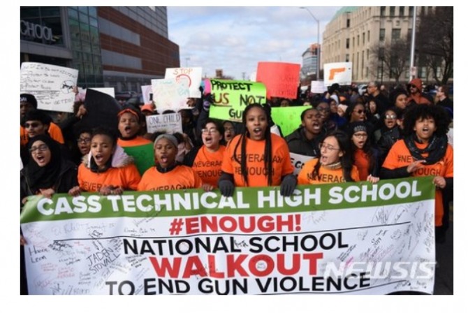 뉴욕 미드우드 고교 학생들의 동맹휴업 행진 뉴시스/사진