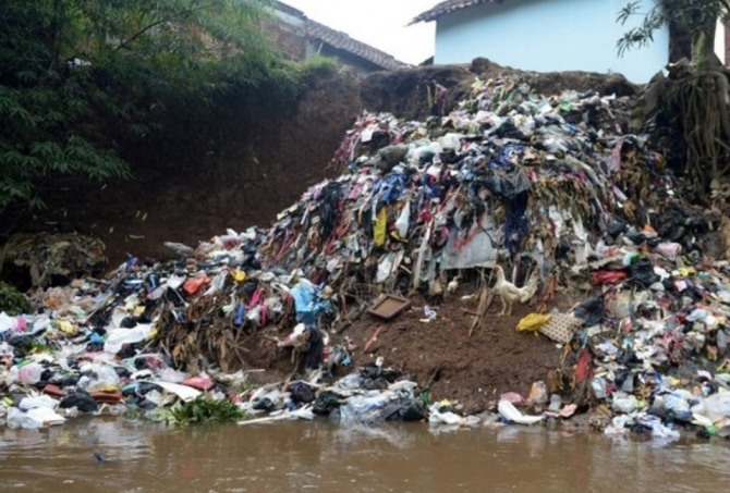 세계에서 가장 오염된 강으로 불리는 인도네시아의 찌따룸 강에 대한 대대적인 수질 개선 프로젝트가 진행된다.