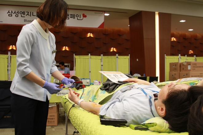 삼성엔지니어링의 한 직원이 헌혈을 하고 있다. 사진=삼성엔지니어링