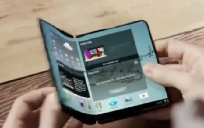 삼성전자는 지난 2014년 구부러지는 스마트폰 콘셉트를 공개한 바 있다. 