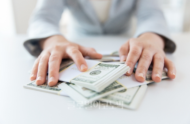 해외 복권 구매 열풍과 함께 나눔로또 파워볼이 인기다. 대표적인 해외복권은 미국 전역에서 판매되는 숫자 맞추기 복권인 '메가밀리언'과 '파워볼'. 파워볼은 과거 우리 돈으로 8천억 원이 넘는 당첨금을 토해냈다.