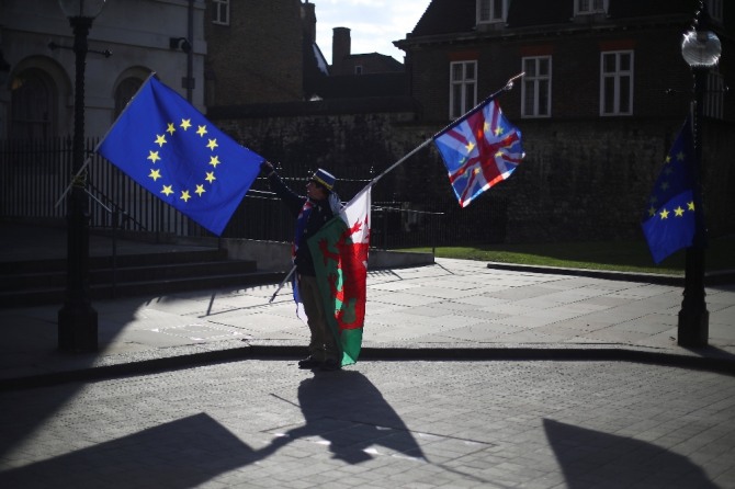 데이비드 데이비스 영국 브렉시트부 장관과 미셸 바르니에 EU 수석대표는 19일(현지 시간) 회담을 열고 브렉시트 전환기간을 오는 2020년말까지로 합의했다. 사진=로이터/뉴스1