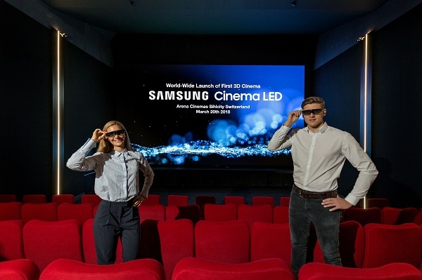 삼성전자 모델들이 20일(현지시간) 아레나 시네마에서 3D 영화 관람용 입체 안경을 쓰고 세계 최초 '3D 시네마 LED' 상영관을 소개하고 있다. 사진=삼성전자. 