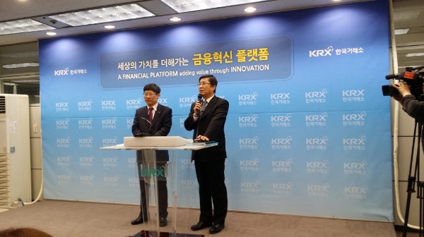 길재욱 한국거래소 코스닥시장위원장(사진 오른쪽)이 21일 기자간담회를 갖고 얖으로 운영방향에 대해  밝혔다. 왼쪽은 정운수 코스닥시장본부장.