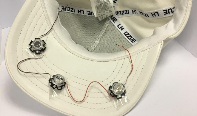 연구팀이 프로토타입으로 만든 모자는 고리 뒷면에 적외선을 조사할 수 있는 소형 LED가 부착되어 있다. 자료=아카이브