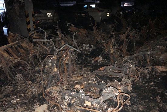 베트남 호찌민시의 20층짜리 고층 아파트 지하주차장에서 화재가 발생해 오토바이가 새까맣게 탔다. 사진=로이터/뉴스1