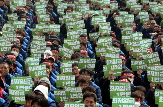 최저임금 1만원 보장을 위한 전국노동자대회가 24일 오후 광화문에서 열렸다. 사진=뉴시스 
