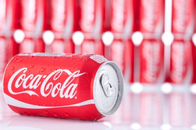 코카콜라는 가장자리가 날카롭게 제조된 캔음료 76만 여개를 즉각 리콜했다.
