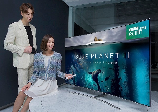 삼성전자 모델이 이 달부터 새롭게 추가된 ‘BBC Earth UHD 2’ 채널을 통해 '블루 플래닛2(Blue Planet2)' UHD 화질 다큐멘터리 영상을 시청하고 있다. 사진=삼성전자.