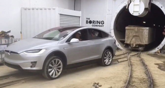 보링 컴퍼니가 건설 중인 공사 현장에서 암석을 쌓은 차량이 테슬라 '모델 X'에 견인되어 나오고 있는 모습이 목격됐다. 자료=일렉트렉
