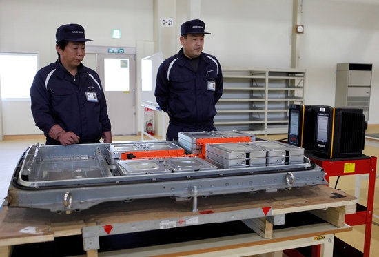 4R에너지 직원들이 닛산 전기차 '리프'에 사용된 리튬 이온 배터리를 검사하고 있다. 사진=로이터/뉴스1