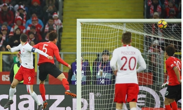 한국 축구대표팀이 28일 폴란드 호주프에서 열린 경기에서 폴란드에 2-3으로 패배했다. 
