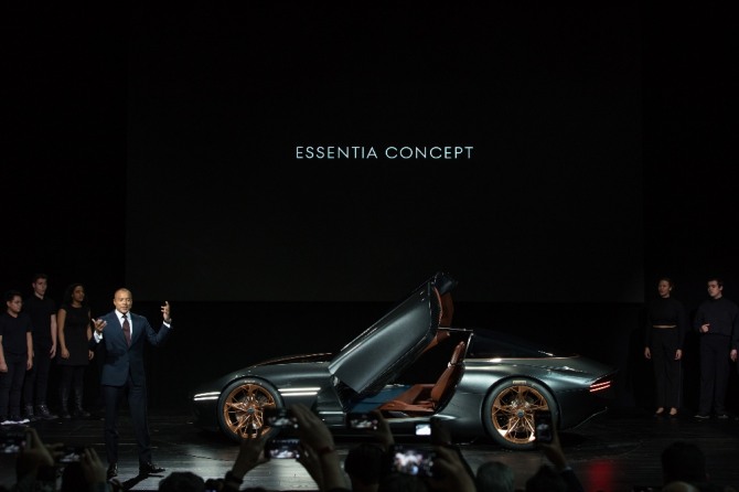 제네시스 브랜드가 29일 미국 뉴욕 ‘제이콥 재비츠 센터(Jacob Javits Center)’에서 열린 ‘2018년 뉴욕 국제 오토쇼(2018 New York International Auto Show)’에서 전기차 기반 콘셉트카 ‘에센시아 콘셉트(Essentia Concept)’를 세계 최초로 공개했다.