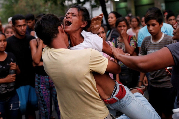 베네수엘라 중북부에 있는 경찰서 유치장에서 탈옥하던 중 화재로 사망한 유가족이 울부짖고 있다. 사진=로이터/뉴스1