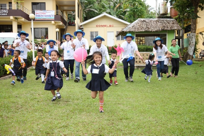 필리핀 사마르 섬 북부 로페즈 마을 어린이들이 지난해 8월 현대제철 글로벌 임직원 봉사단이 현지에서 함께 만든 풍선아트, 바람개비 등을 들고 즐거워 하고 있다. 사진=현대제철 제공.
