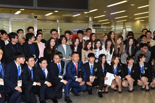 양공연 사진공동취재단 = 31일 오전 남북평화협력기원 남측예술단 평양공연팀이 평양 순안 공항에 도착.단체 기념촬영을 하고 있다./뉴시스