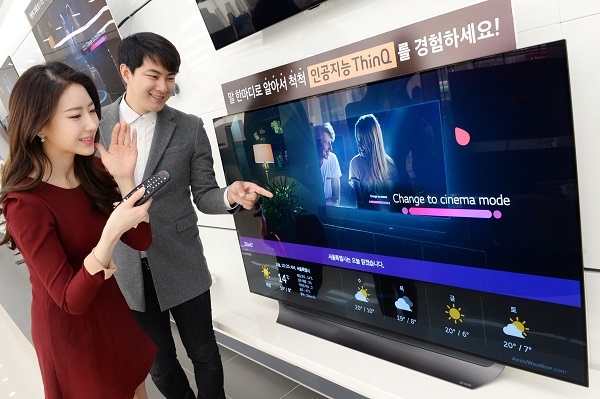 LG전자 모델들이 LG 베스트샵 매장에서 LG 올레드 TV를 살펴보고 있다. 사진=LG전자.  