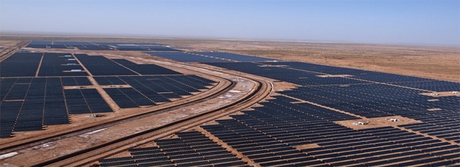 소프트뱅크와 중국 GCL이 인도의 태양광발전 합작 투자를 합의했다. 사진은 인도 '구자라트 솔라 파크(Gujarat Solar Park)'. 자료=구자라트정부