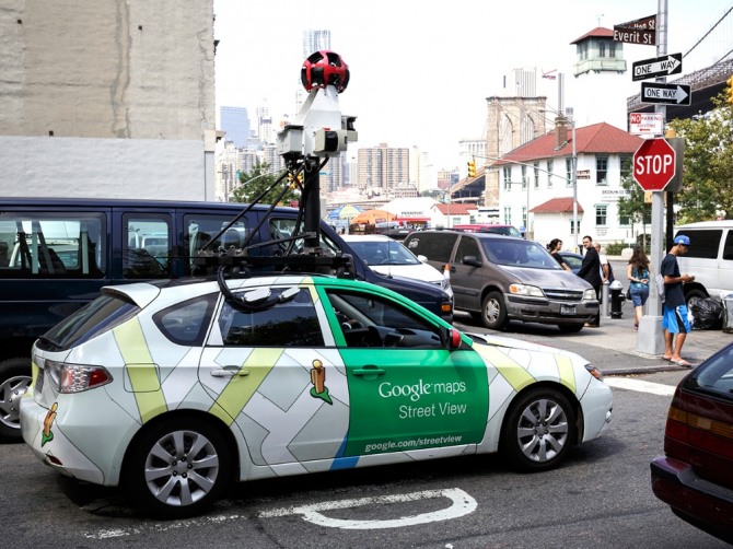 스트리트뷰 이미지를 촬영하는 구글의 자동차가 보행자를 보호할 수 있는 개방된 통로 공간 '아케이드'를 불법 주행하다 적발됐다. 자료=IEEE스펙트럼